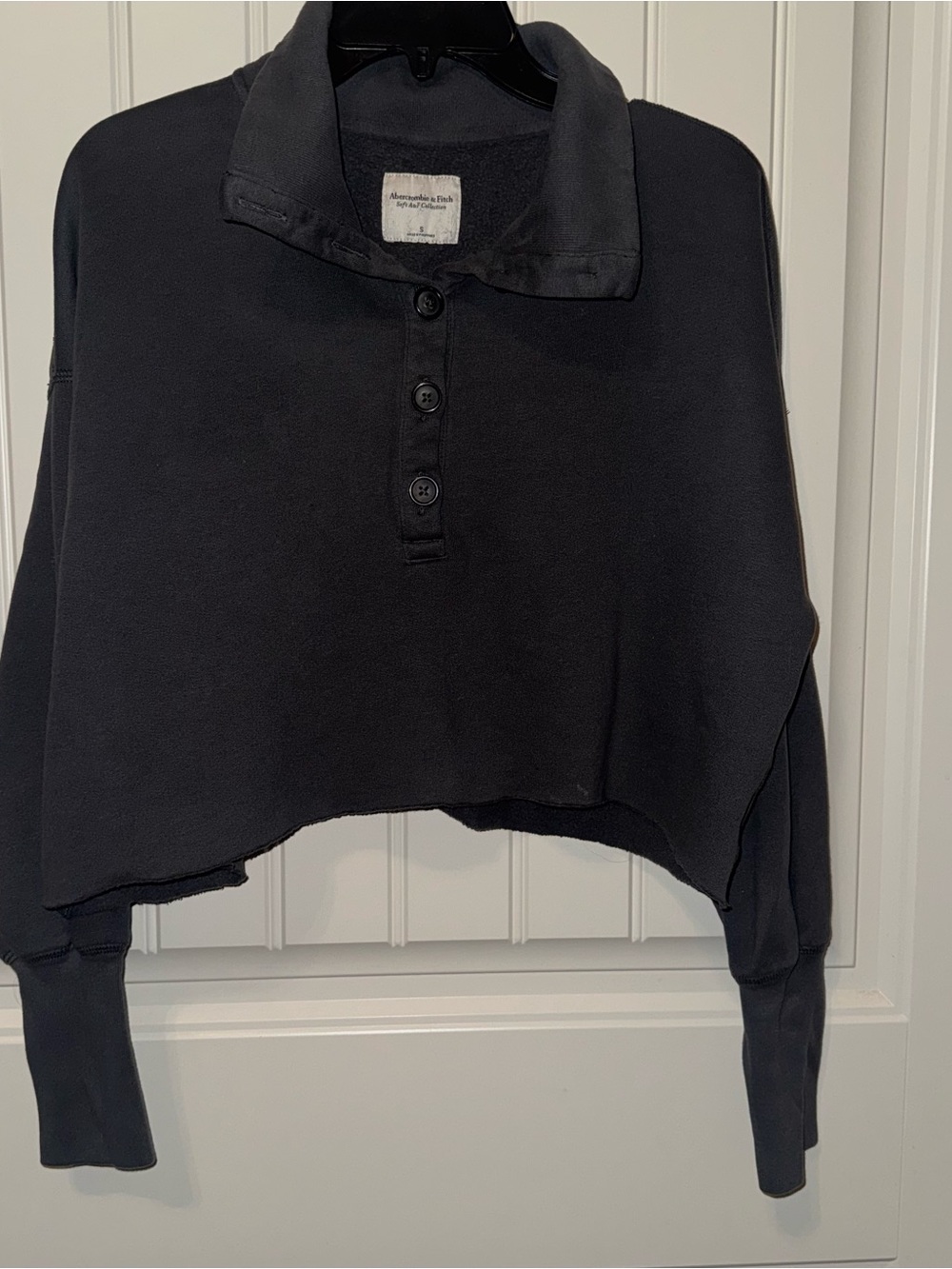 Abercrombie & Fitch button-up collared cropped sweatshirt